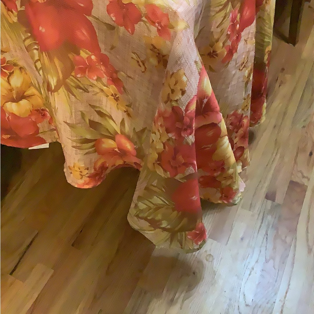OUTSIDE ZIPPER ROUND FLORAL TABLECLOTH - Picture 2 of 5